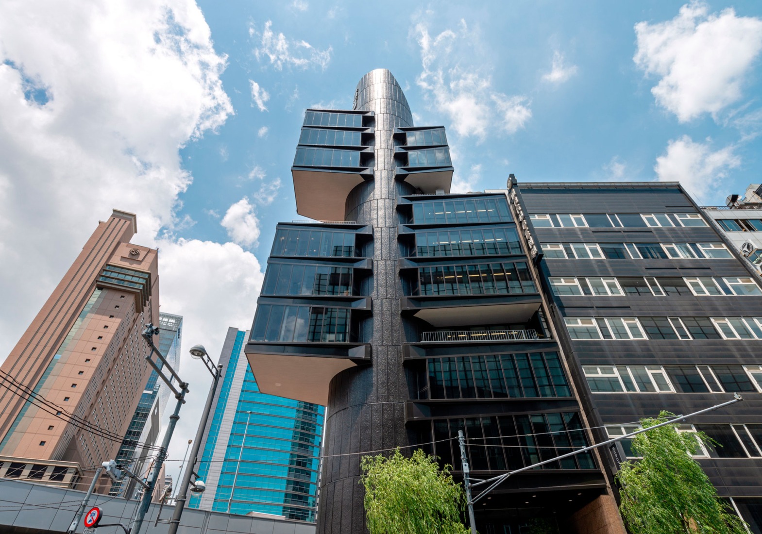 Kenzo Tange's Shizuoka Press and Broadcasting Center, renovated by TAISEI. East Exterior Looking up. Photograph by Naoki Kumagai Photo Office, Inc.
