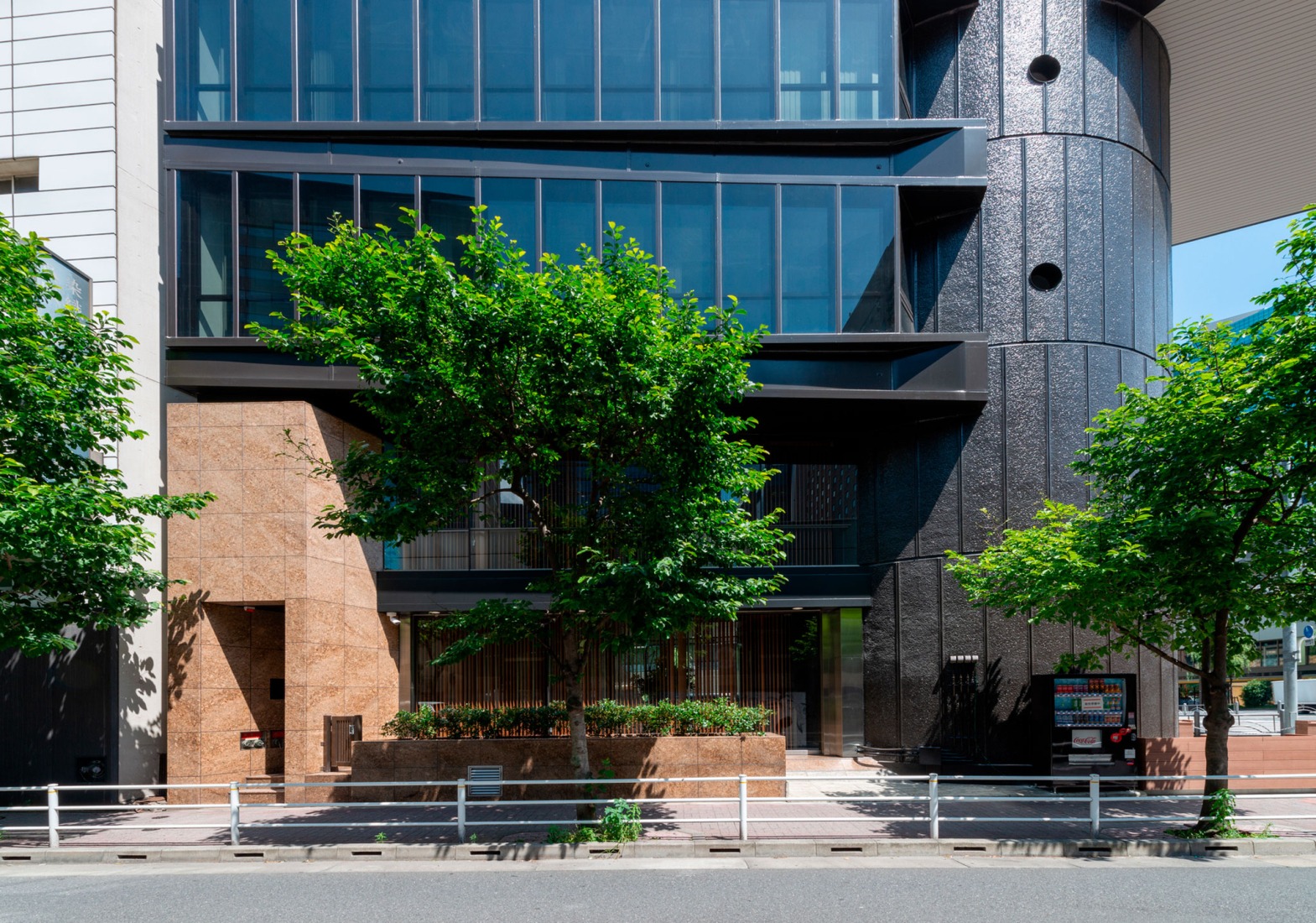 Kenzo Tange's Shizuoka Press and Broadcasting Center, renovated by TAISEI. West side view. Photograph by Naoki Kumagai Photo Office, Inc.