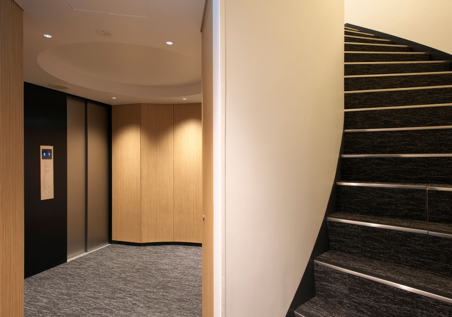 Kenzo Tange's Shizuoka Press and Broadcasting Center, renovated by TAISEI. 7F Standard floor elevator hall. Photograph by Naoki Kumagai Photo Office, Inc.