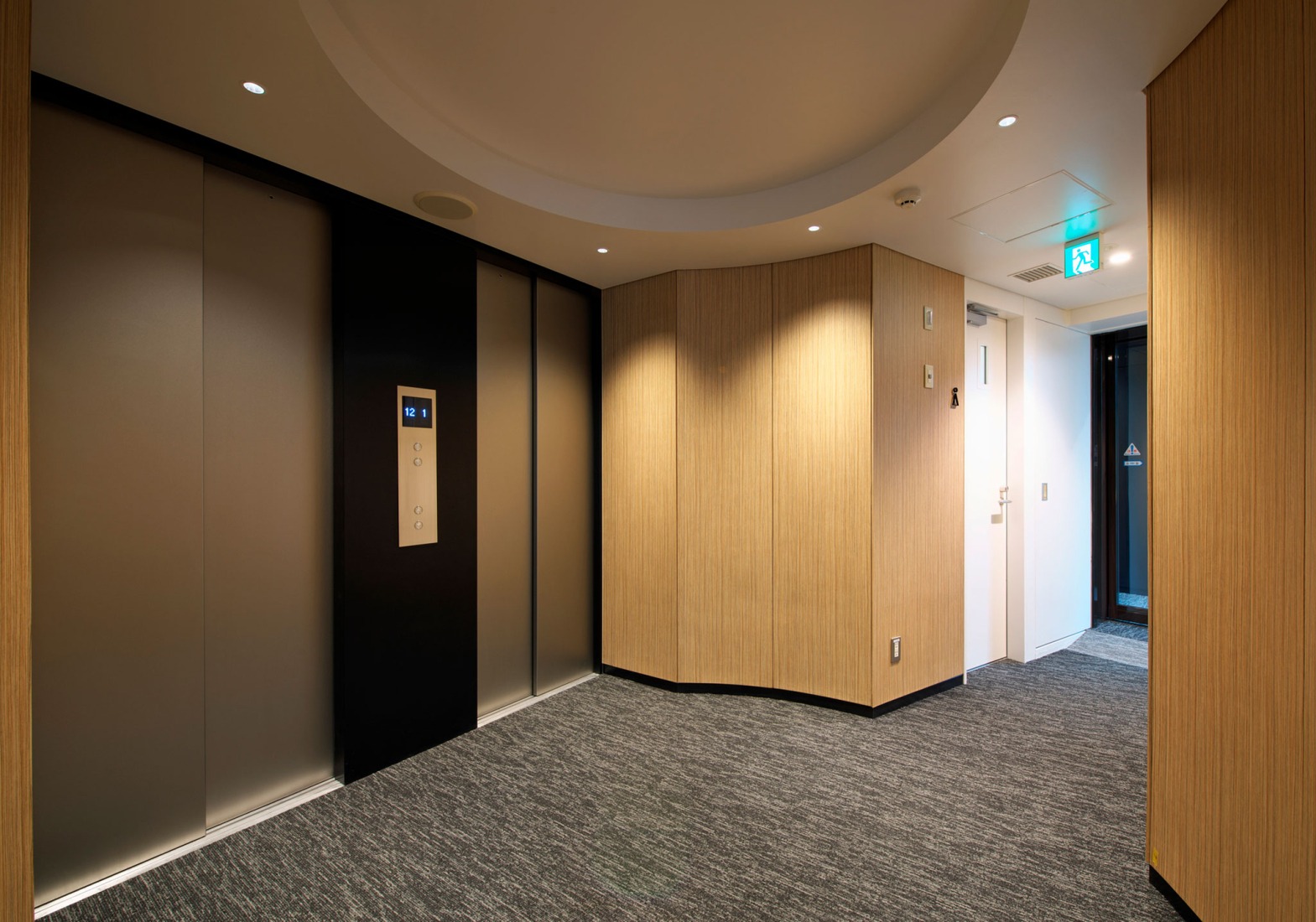 Kenzo Tange's Shizuoka Press and Broadcasting Center, renovated by TAISEI. 7F Standard floor elevator hall. Photograph by Naoki Kumagai Photo Office, Inc.