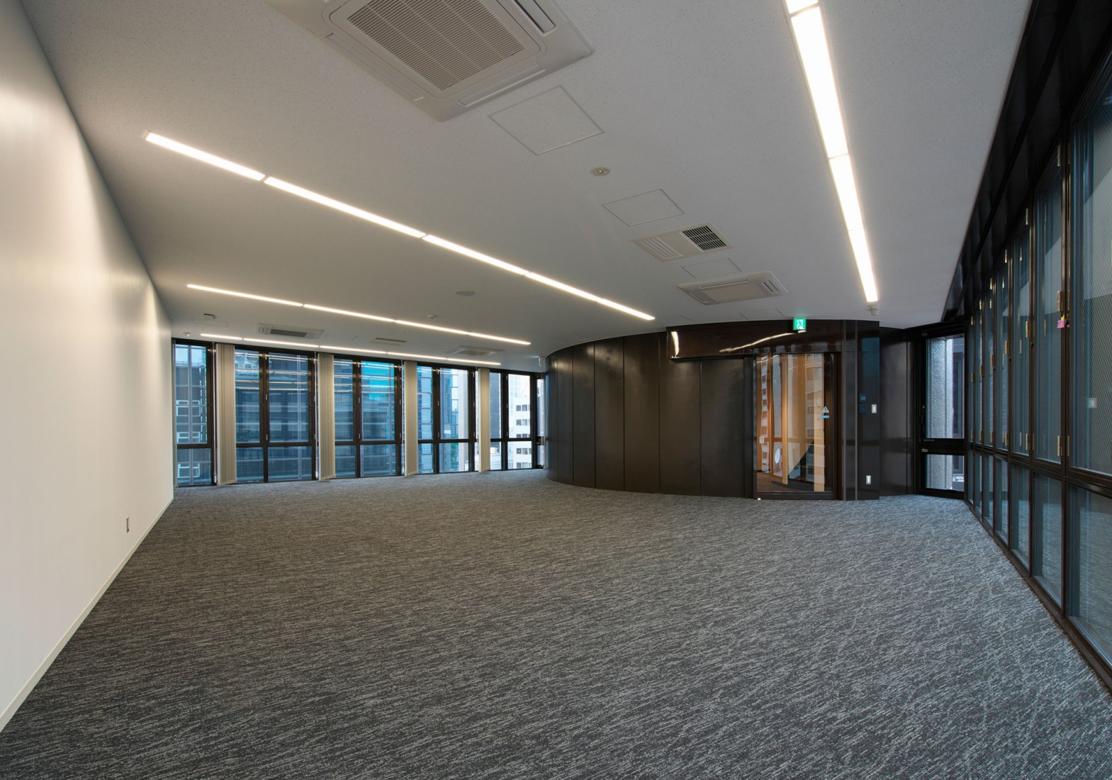 Kenzo Tange's Shizuoka Press and Broadcasting Center, renovated by TAISEI. 7F Standard floor office. Photograph by Naoki Kumagai Photo Office, Inc.