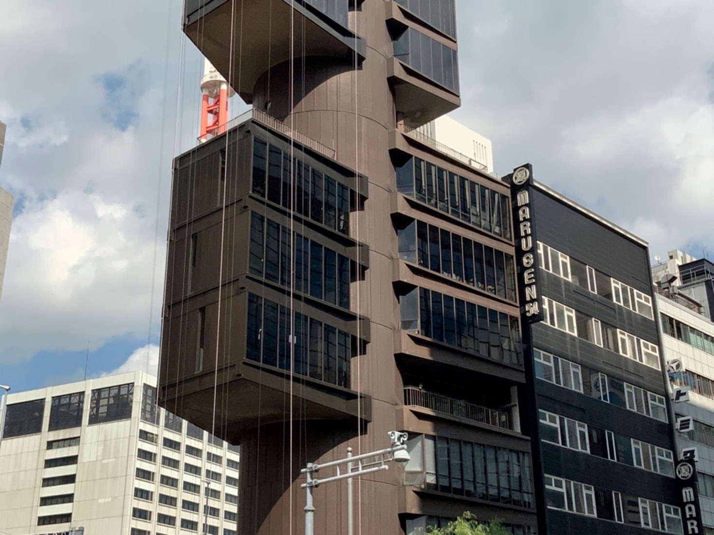 Kenzo Tange's Shizuoka Press and Broadcasting Center, renovated by TAISEI. Painting quality check (box-shaped part on the south side). Photograph by Taisei Corporation.