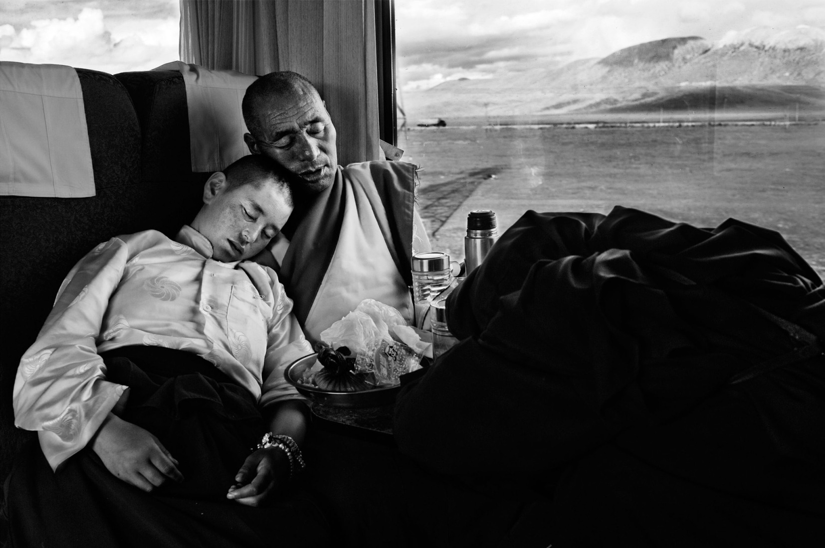 Monjes y una monja tibetanos somnolientos en el nuevo tren Pekín-Lhasa, Naqu, Xizang Tíbet, China. 22/09/2008. Piezografía sobre papel Canson Arche, 60 x 80 cm. Ed. of 15.