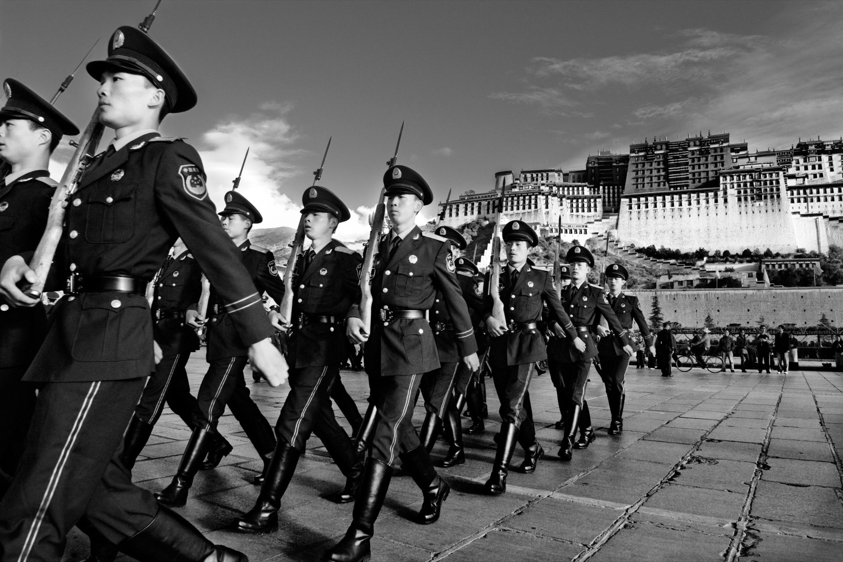 Repetición del desfile militar del ejército Popular de Liberación APL delante del palacio de Potala para celebrar la Fiesta nacional (Liberación comunista de China en octubre de 1949). Lhasa, Xizang Tíbet, China. 30/09/2008. Piezografía sobre papel Canson Arche, 60 x 80 cm. Ed. of 15.