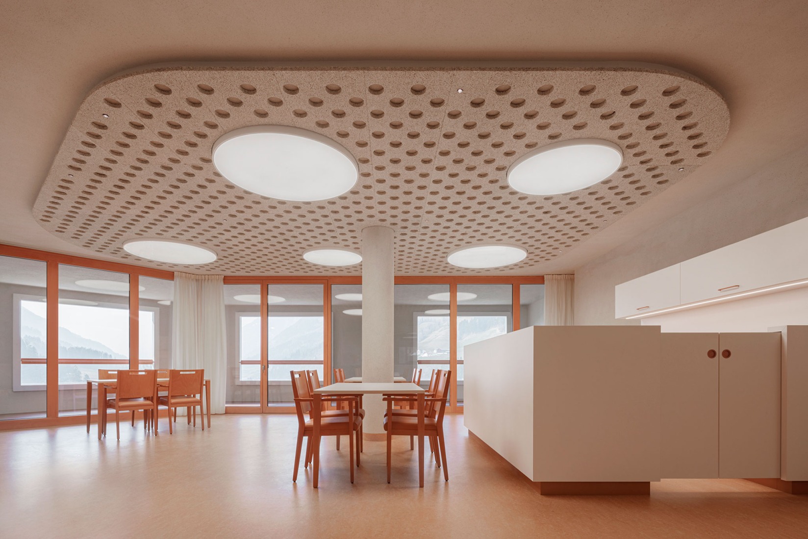 Residencia de ancianos Santa Bárbara por Pedevilla Architects. Fotografía por Gustav Willeit.