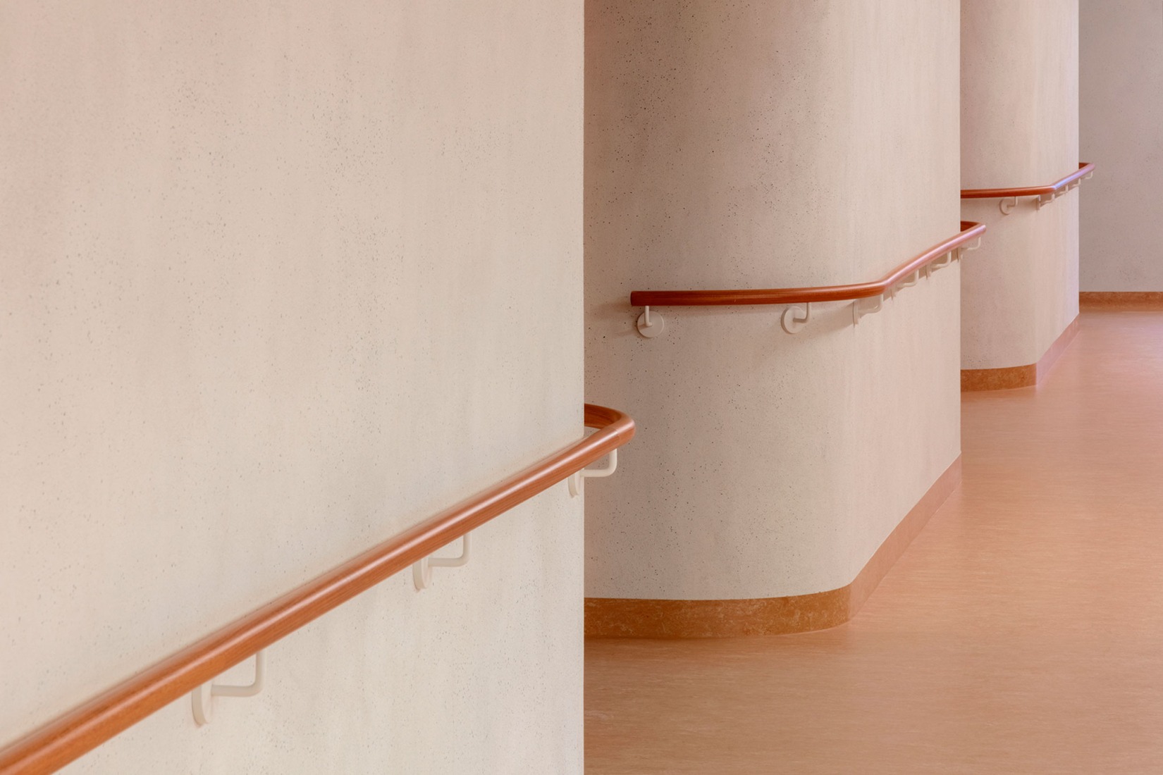 Residencia de ancianos Santa Bárbara por Pedevilla Architects. Fotografía por Gustav Willeit.