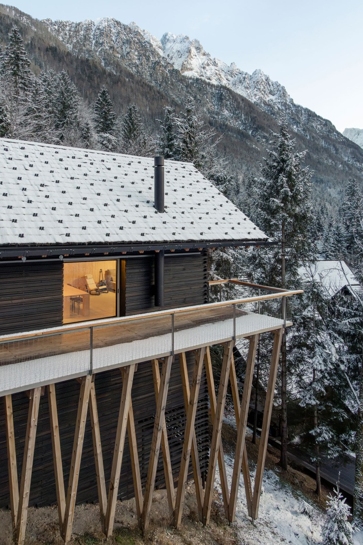 «Casas alpinas gemelas» por Dekleva Gregoric Architects. Fotografía por Ana Skobe.