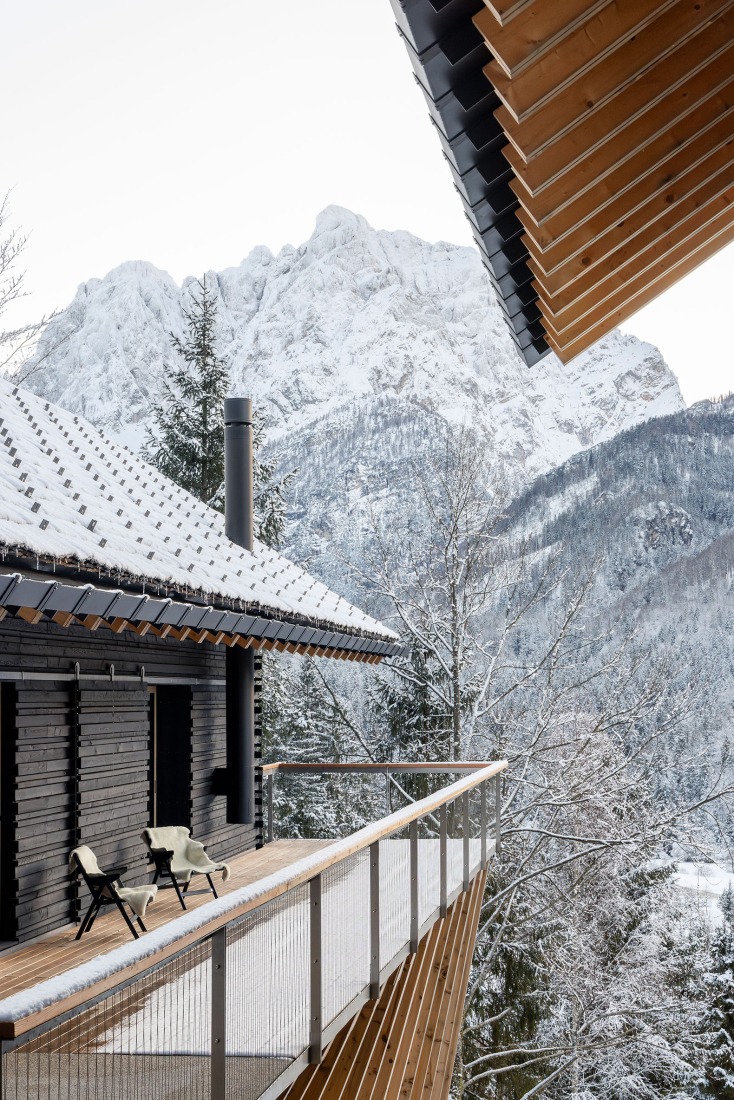 «Casas alpinas gemelas» por Dekleva Gregoric Architects. Fotografía por Ana Skobe.