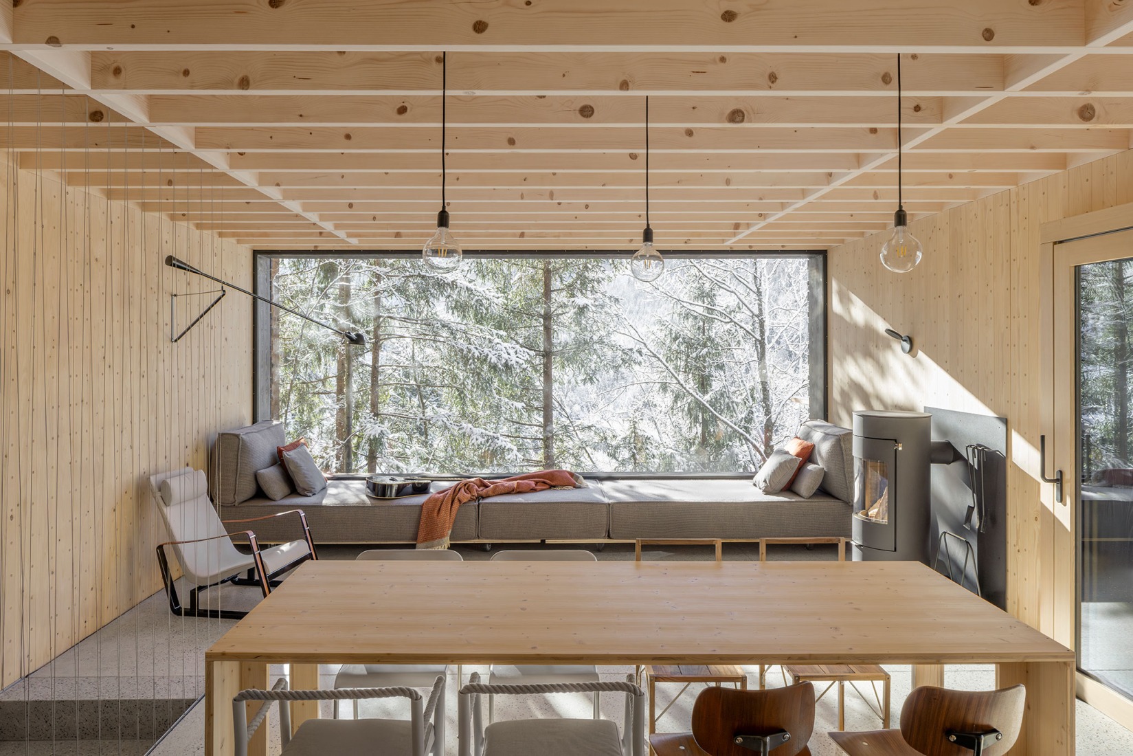 «Casas alpinas gemelas» por Dekleva Gregoric Architects. Fotografía por Ana Skobe.