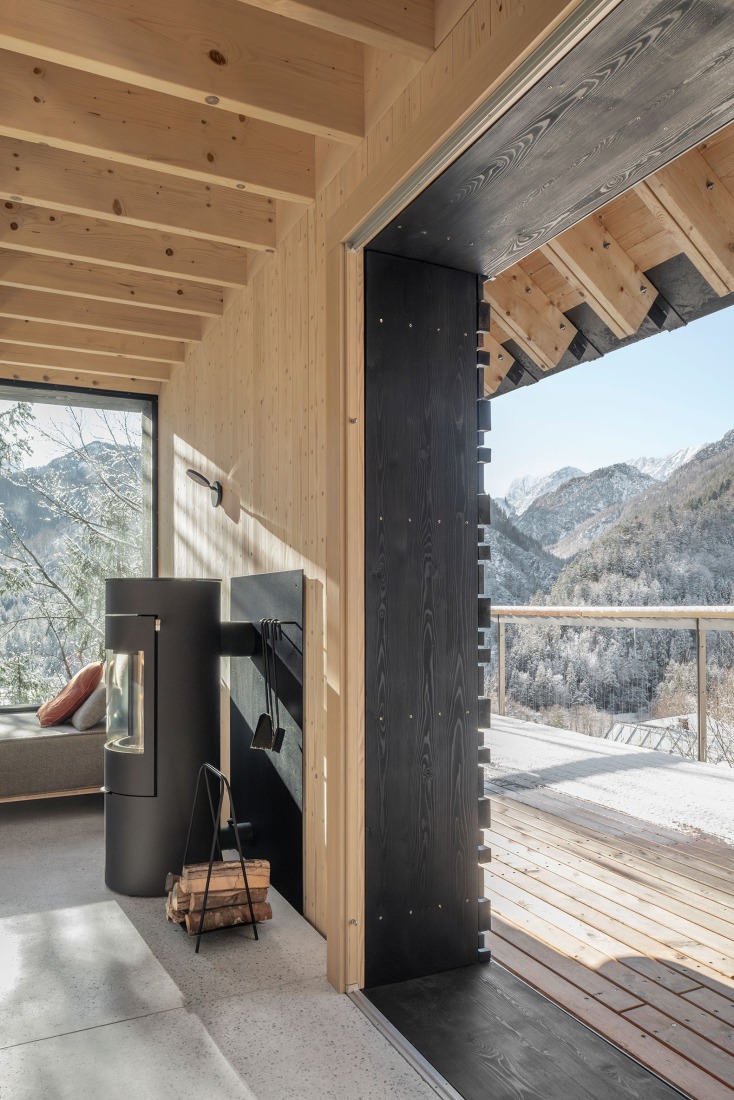 «Casas alpinas gemelas» por Dekleva Gregoric Architects. Fotografía por Ana Skobe.