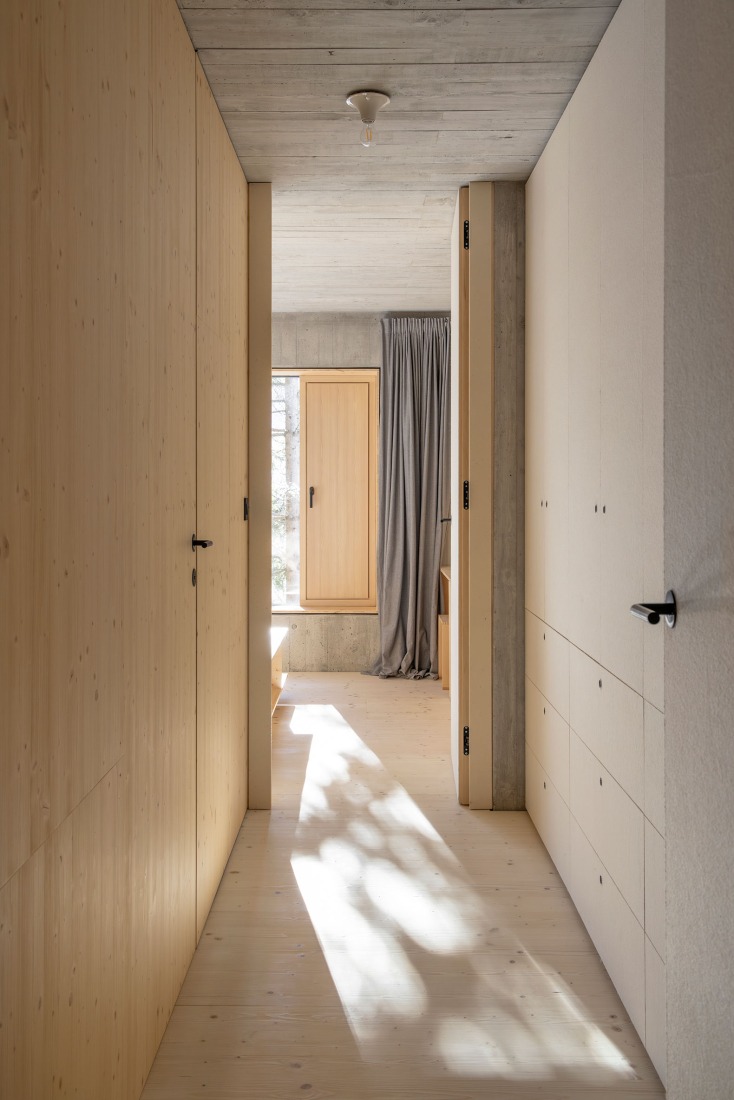 «Casas alpinas gemelas» por Dekleva Gregoric Architects. Fotografía por Ana Skobe.
