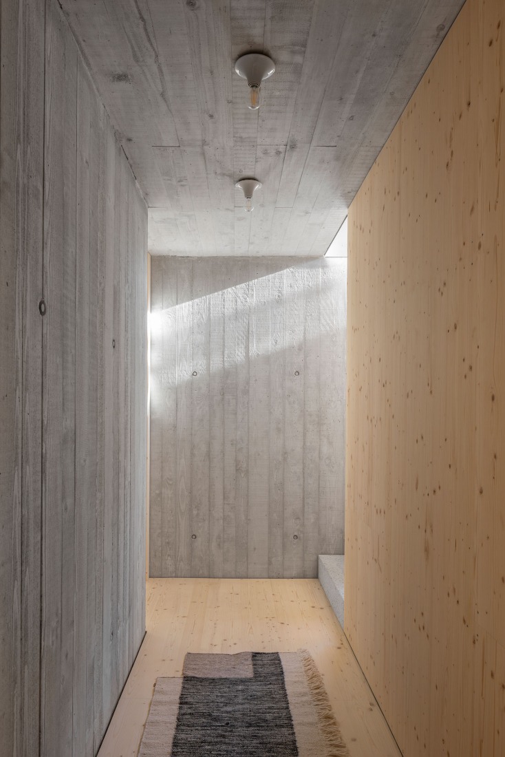 «Casas alpinas gemelas» por Dekleva Gregoric Architects. Fotografía por Ana Skobe.