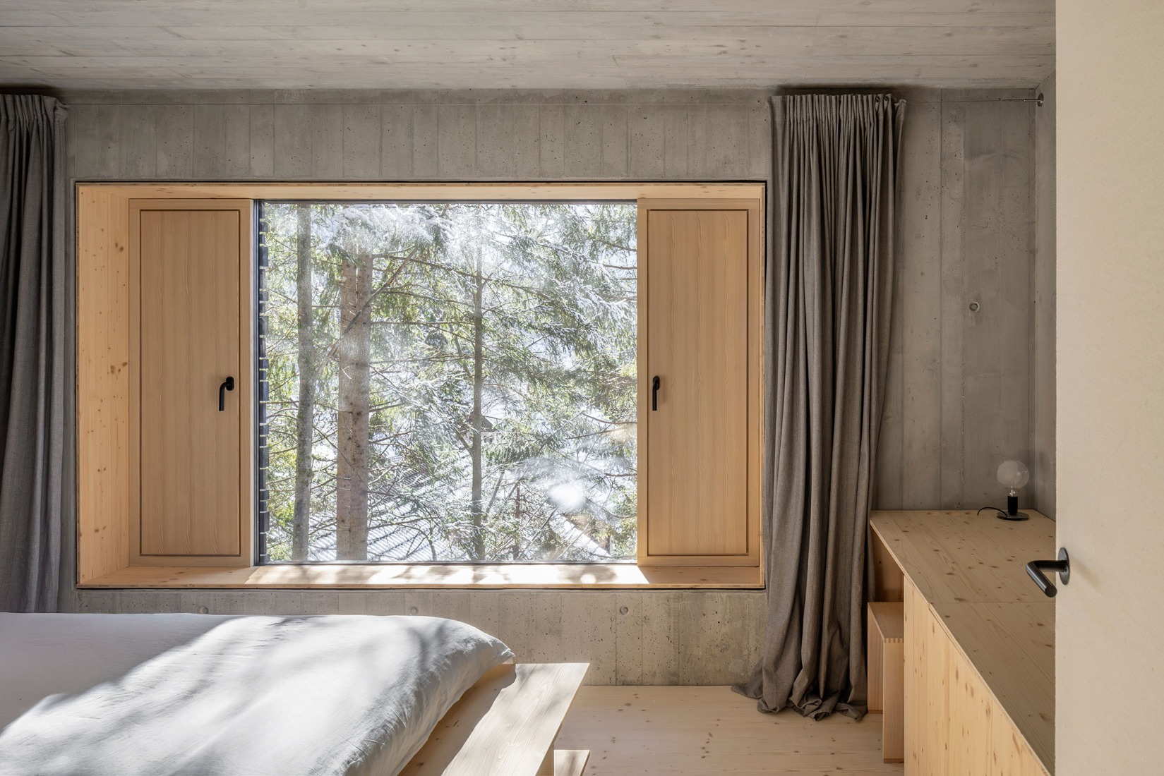 «Casas alpinas gemelas» por Dekleva Gregoric Architects. Fotografía por Ana Skobe. por Dekleva Gregoric Architects. Fotografía por Ana Skobe.