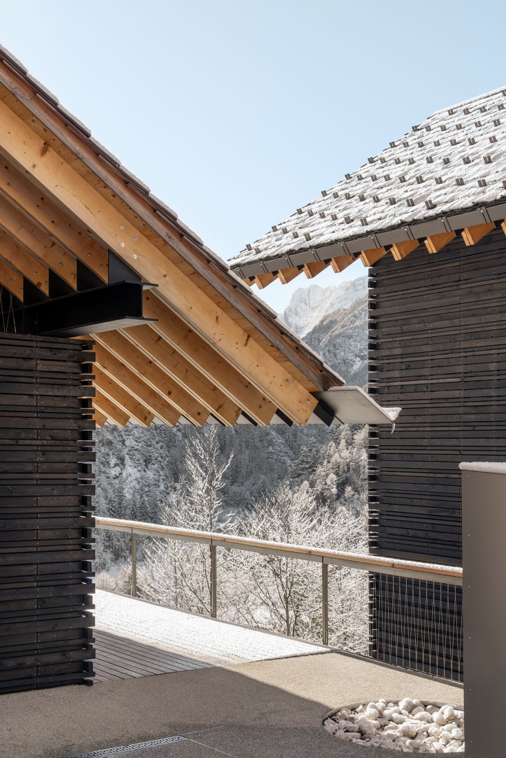 «Casas alpinas gemelas» por Dekleva Gregoric Architects. Fotografía por Ana Skobe.