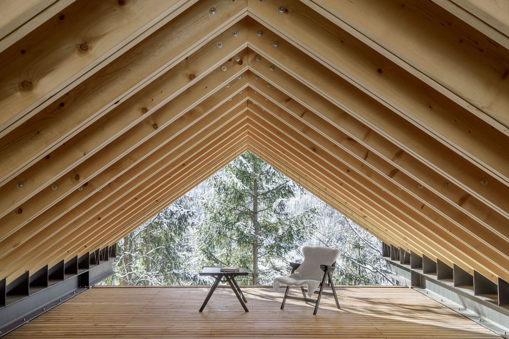 «Casas alpinas gemelas» por Dekleva Gregoric Architects. Fotografía por Ana Skobe.