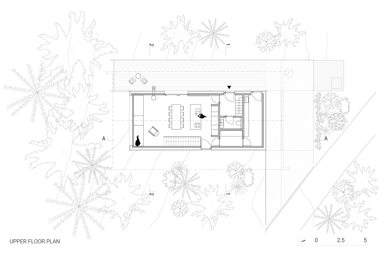 Plano de primera planta. «Casas alpinas gemelas» por Dekleva Gregoric Architects.