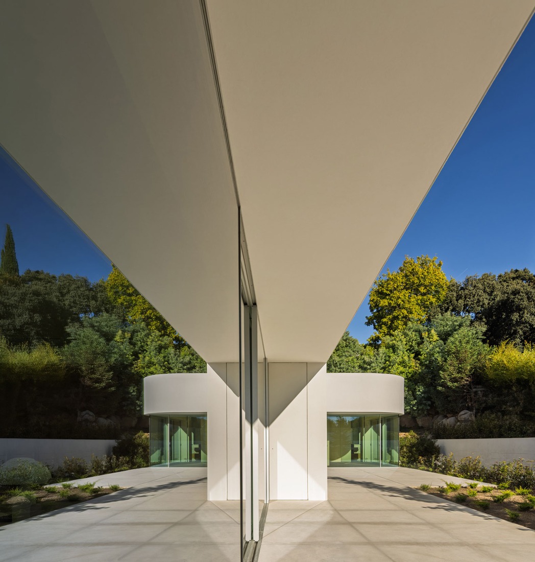 Villa 18 by Fran Silvestre Arquitectos. Photograph by Fernando Guerra.