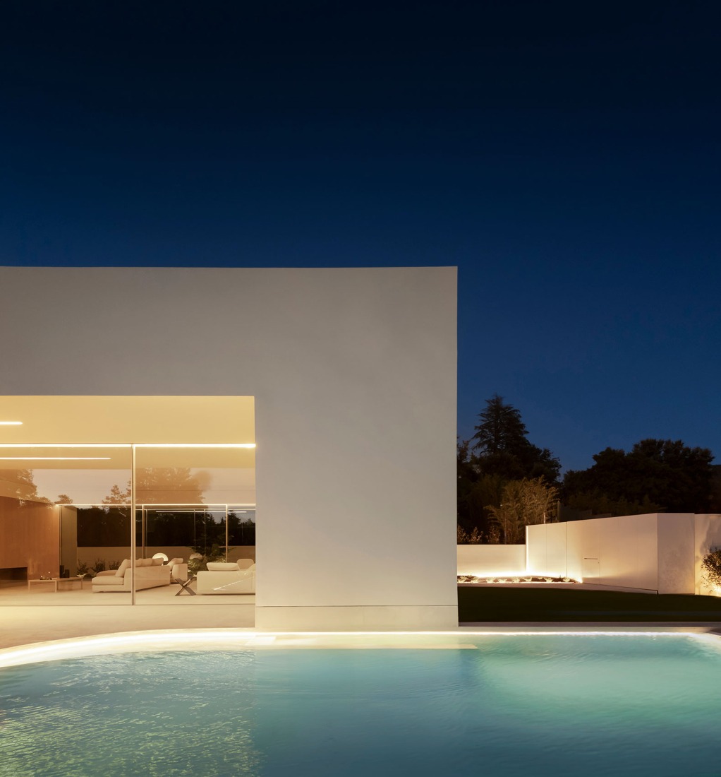 Villa 18 by Fran Silvestre Arquitectos. Photograph by Fernando Guerra.