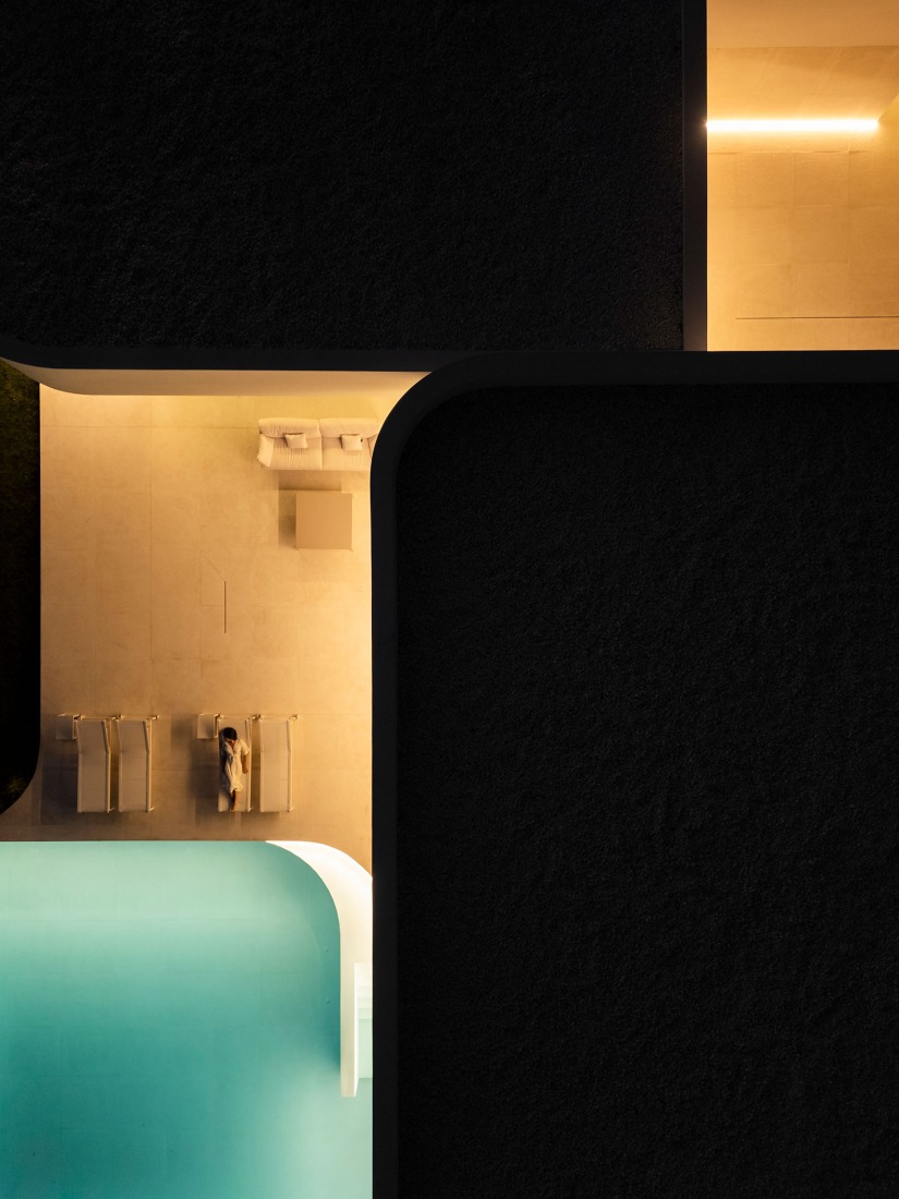 Villa 18 by Fran Silvestre Arquitectos. Photograph by Fernando Guerra.