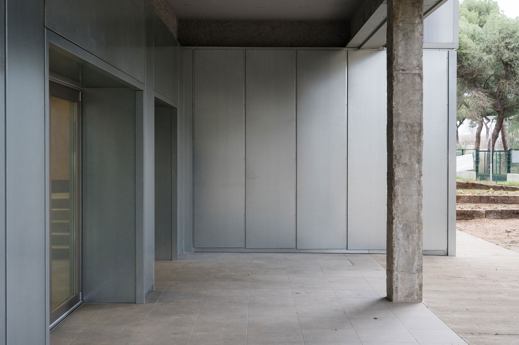 Renovation of a building for "Espacio Joven Pinar" by ariasgarrido Arquitectos + GMM Ingeniería y Arquitectura. Photography by Lutton Gant. 