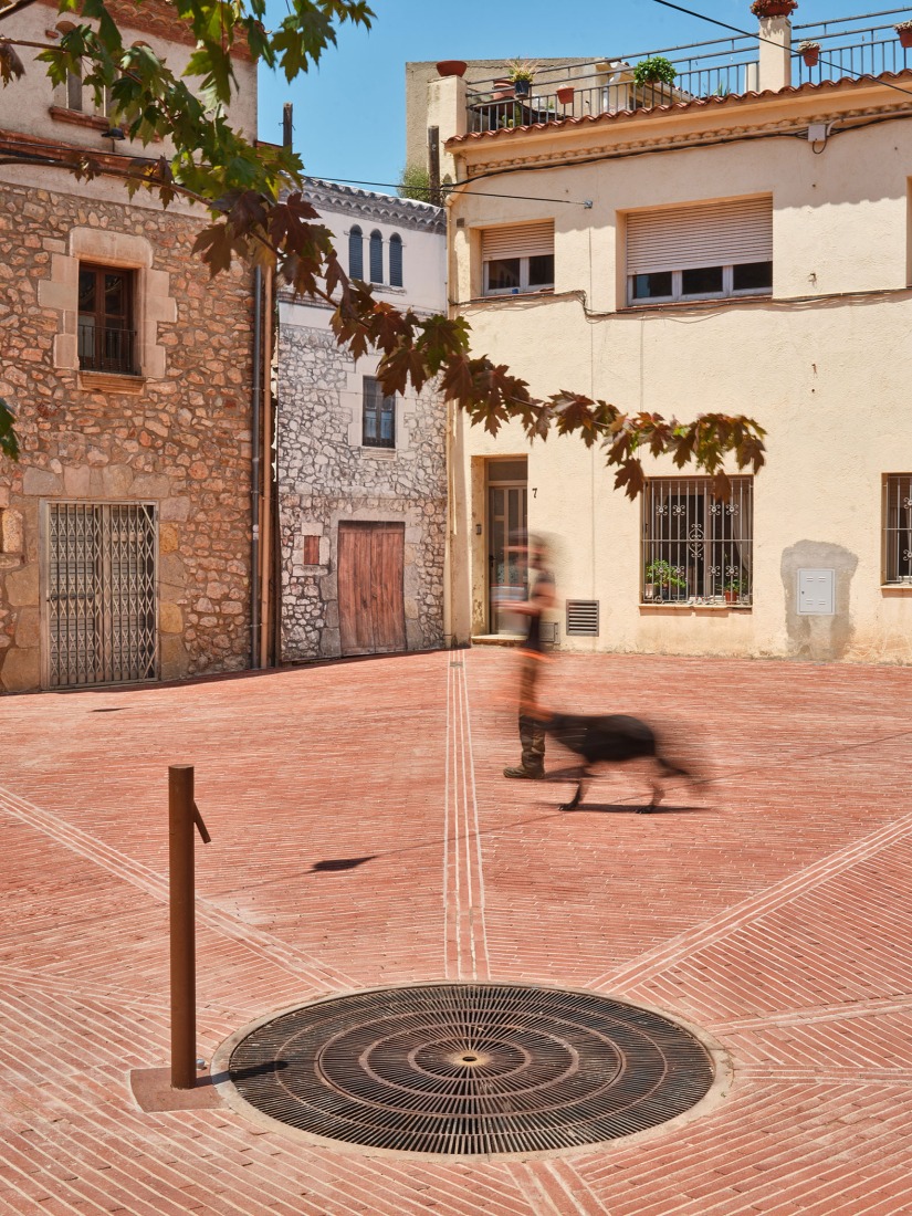 Riells square by Comas-Pont arquitectes. Photography by Adrià Goula.
