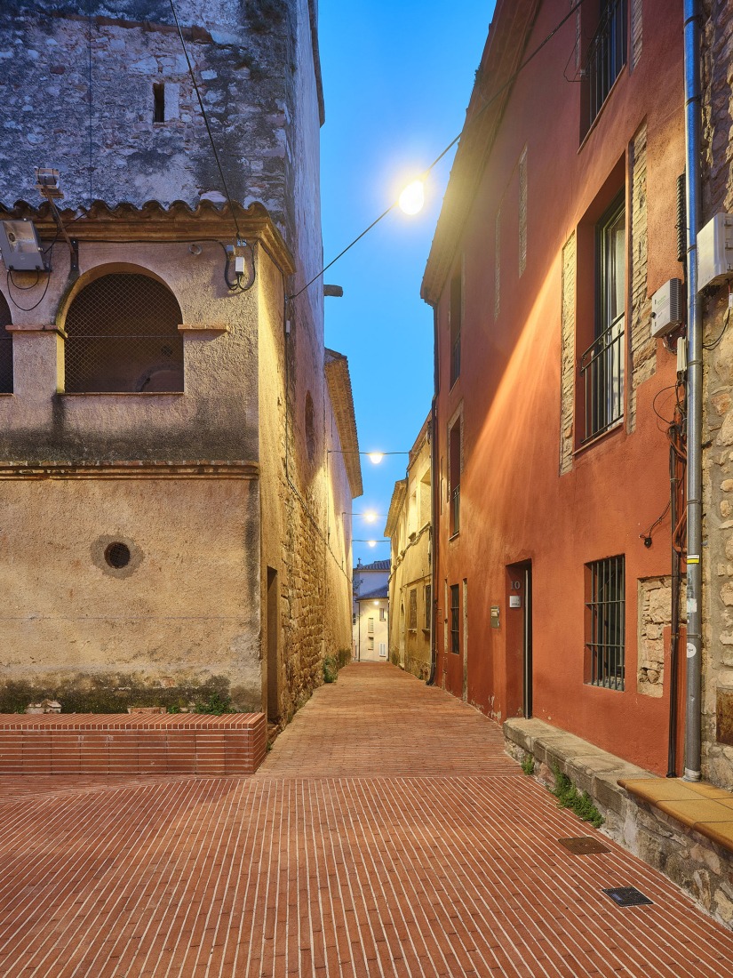 Riells square by Comas-Pont arquitectes. Photography by Adrià Goula.