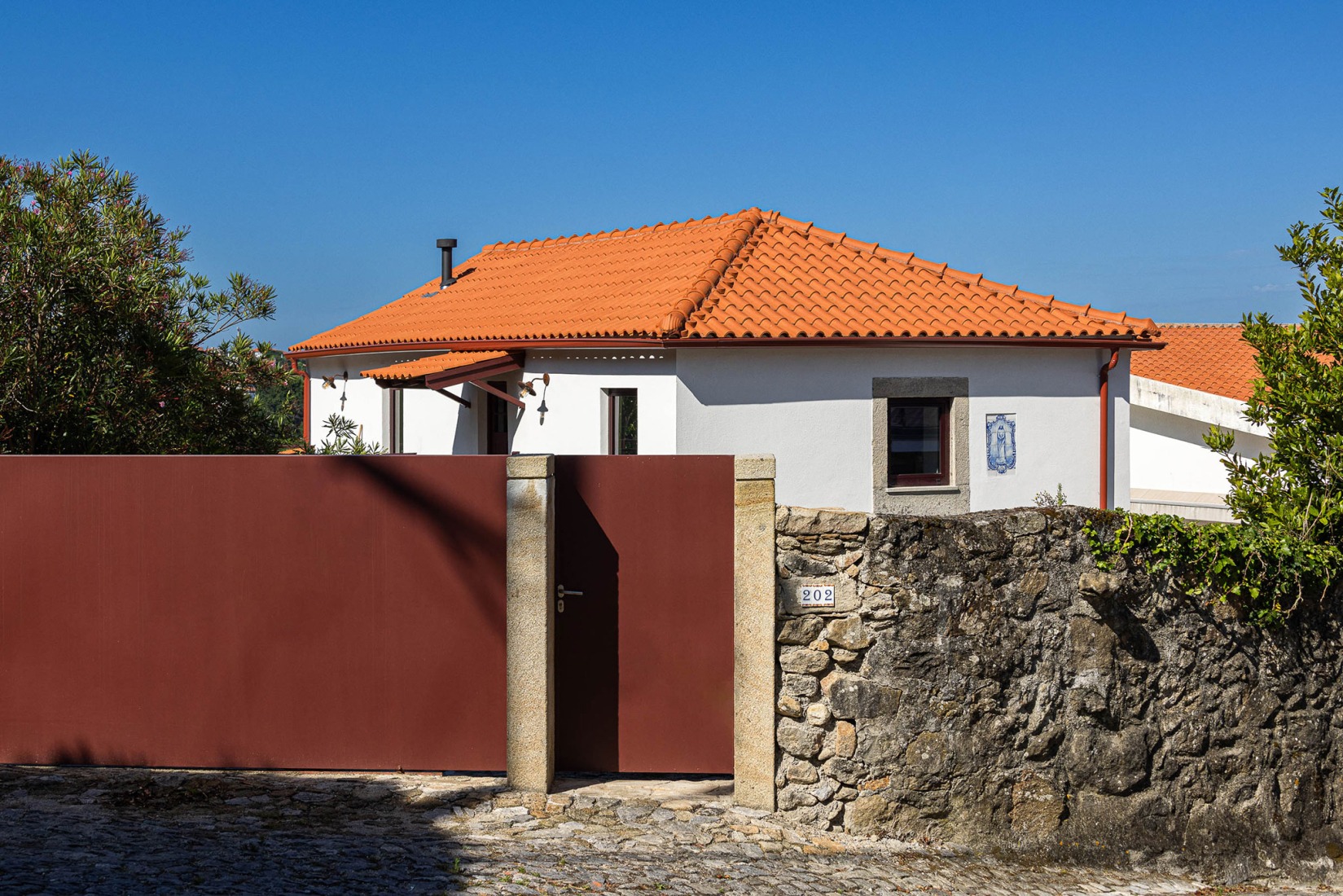 Casa do Castanheiro por Luppa Arquitectos. Fotografía por Ivo Tavares Studio.