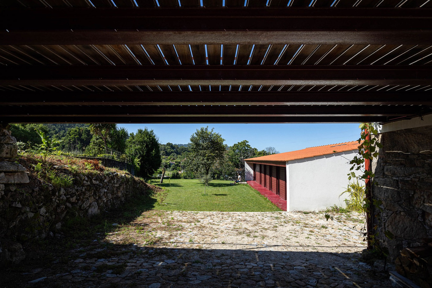 Casa do Castanheiro por Luppa Arquitectos. Fotografía por Ivo Tavares Studio.