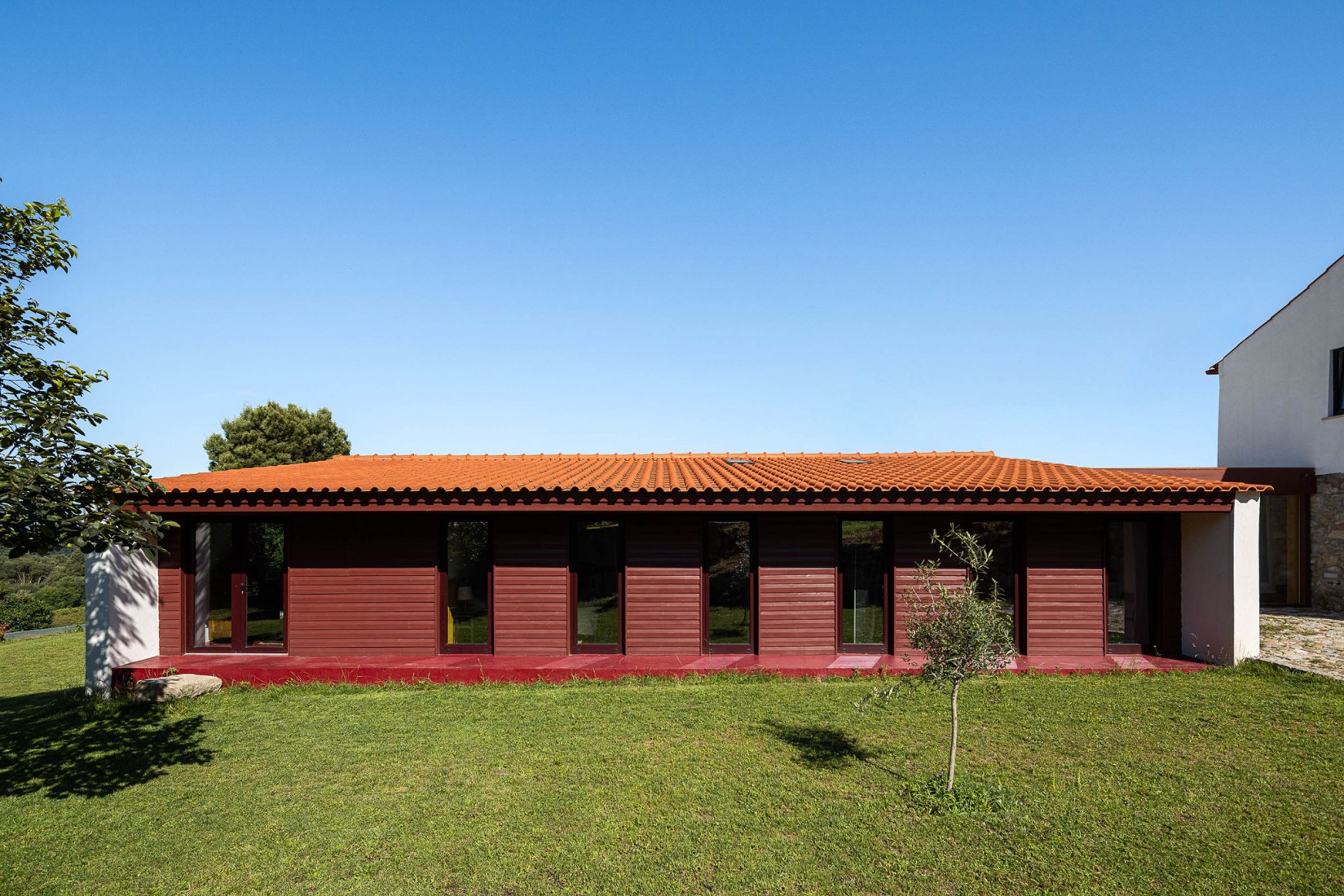 Casa do Castanheiro por Luppa Arquitectos. Fotografía por Ivo Tavares Studio.