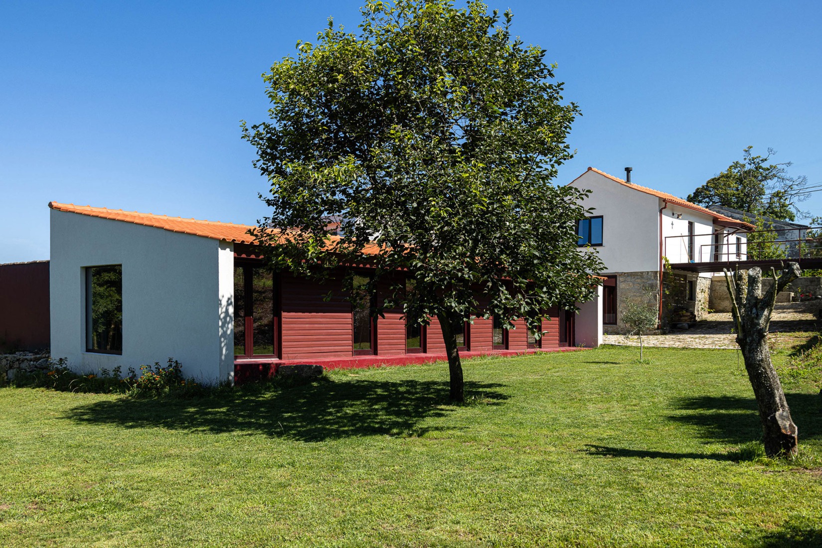 Casa do Castanheiro por Luppa Arquitectos. Fotografía por Ivo Tavares Studio.