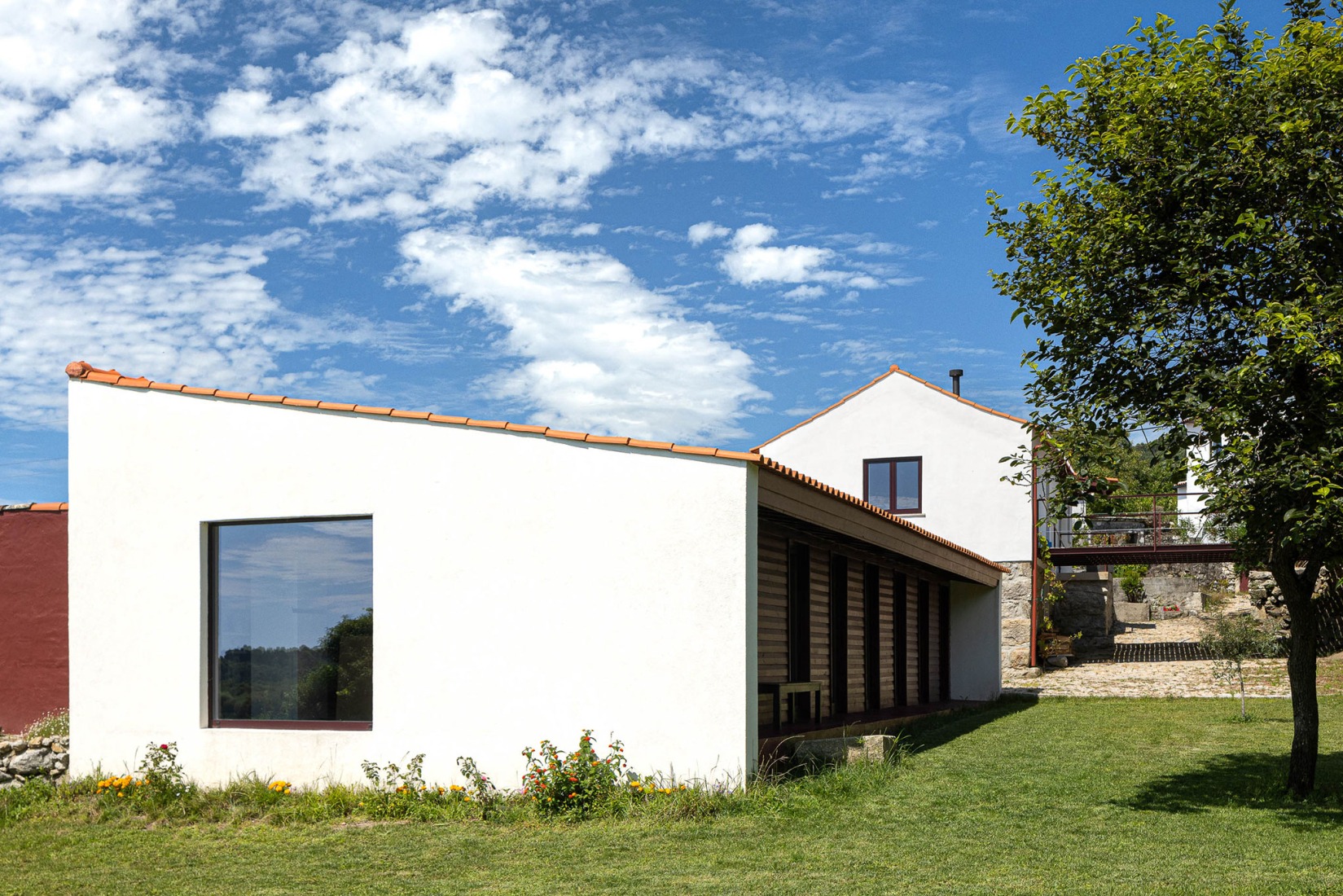 Casa do Castanheiro por Luppa Arquitectos. Fotografía por Ivo Tavares Studio.