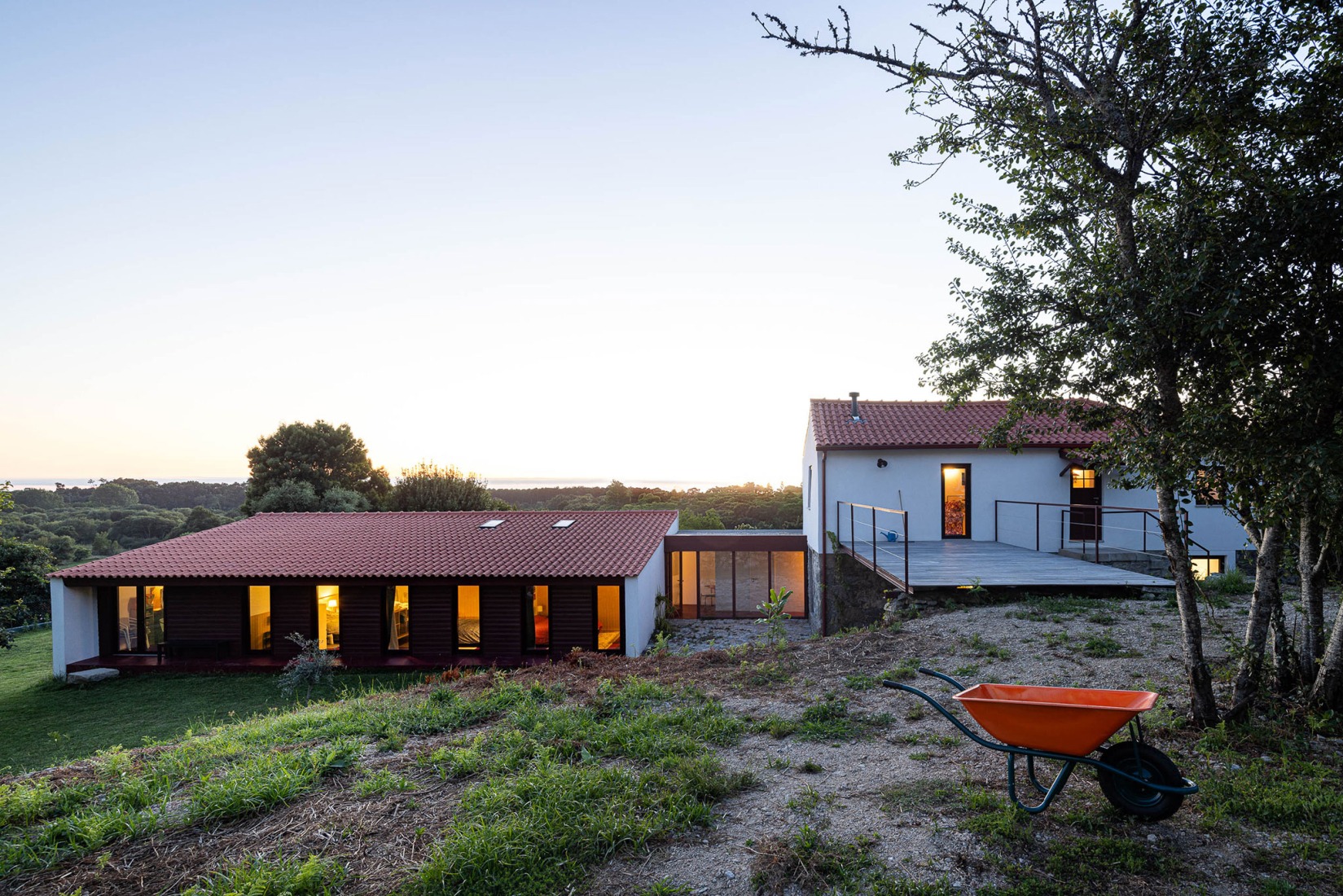 Casa do Castanheiro por Luppa Arquitectos. Fotografía por Ivo Tavares Studio.