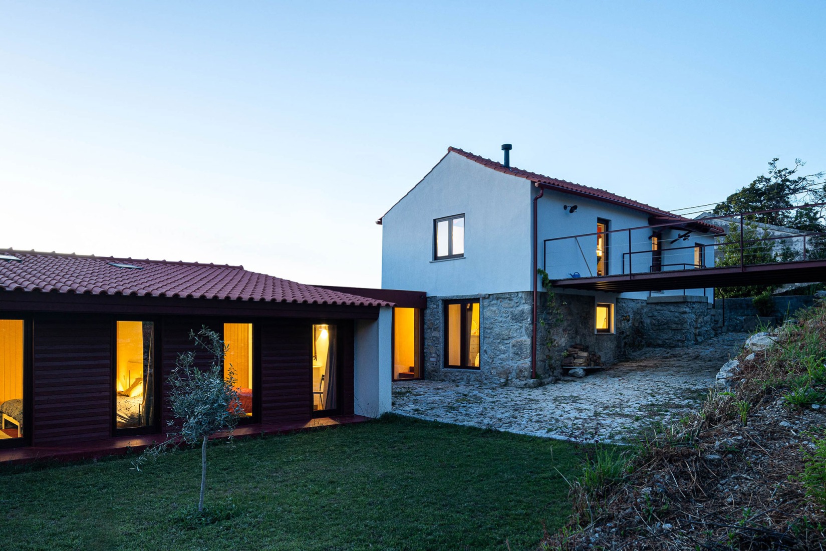 Casa do Castanheiro por Luppa Arquitectos. Fotografía por Ivo Tavares Studio.