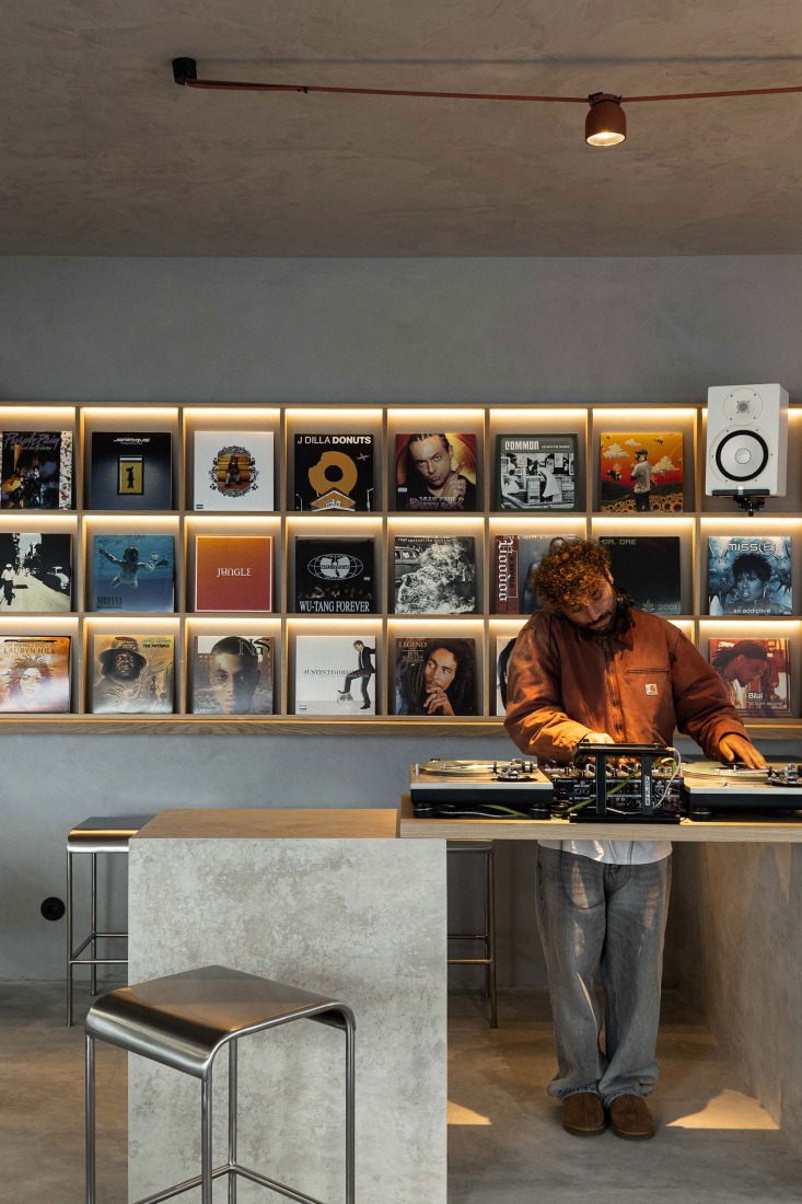 KI.art.music.coffee. by MAT Arquitetura e Interiores. Photograph by Ivo Tavares Studio.