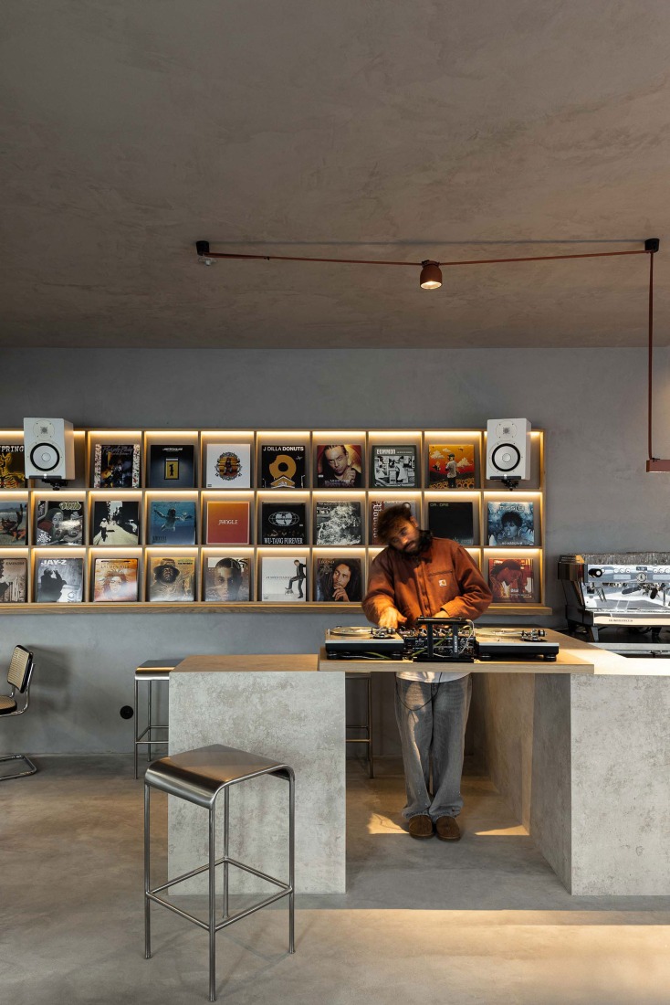 KI.art.music.coffee. by MAT Arquitetura e Interiores. Photograph by Ivo Tavares Studio.