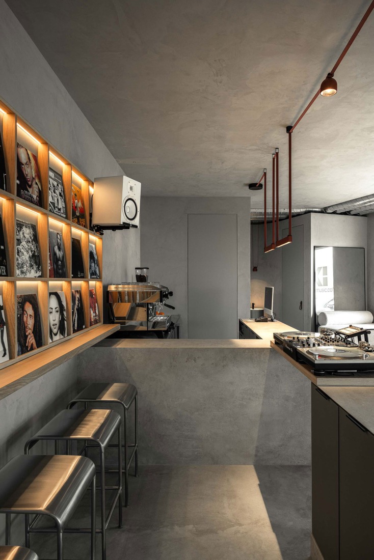 KI.art.music.coffee. by MAT Arquitetura e Interiores. Photograph by Ivo Tavares Studio.