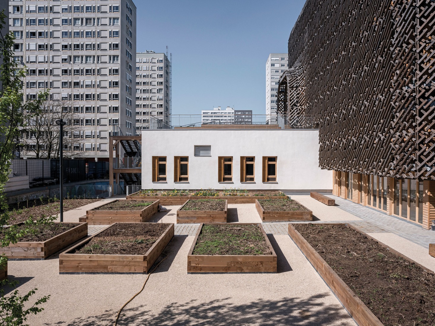 Mediateca y Casa de Refugiados James Baldwin by associer. Fotografía por Pierre-Yves Brunaud.