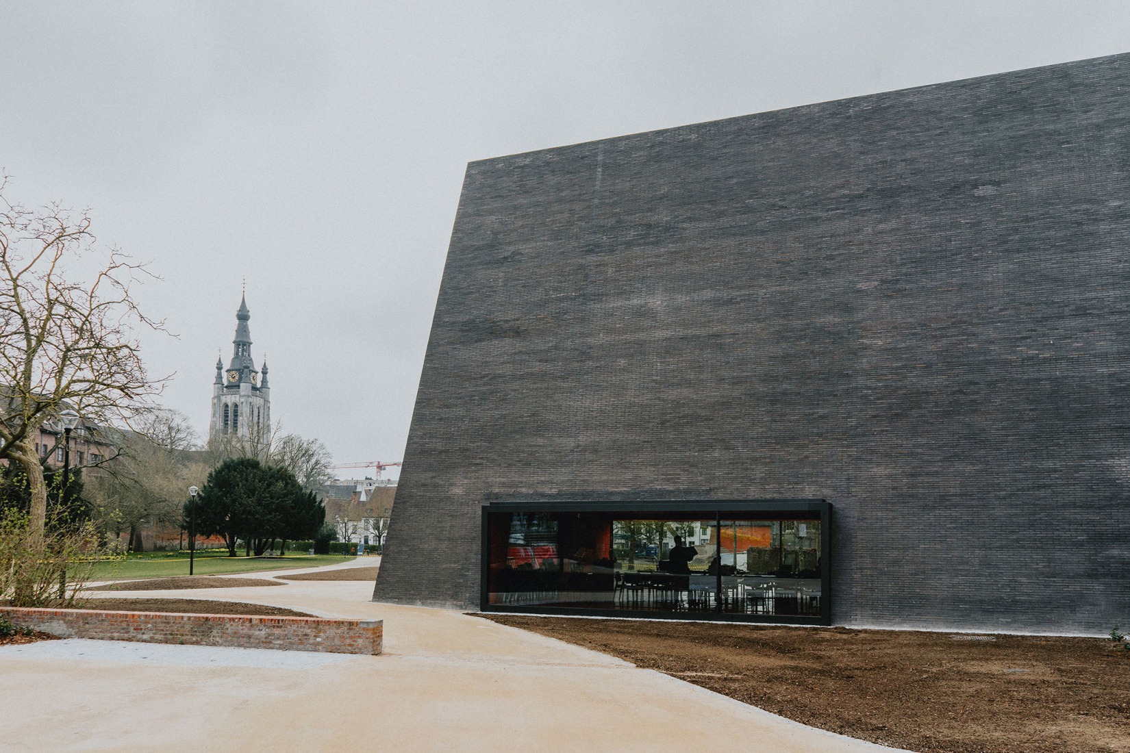 Nuevo museo de artes visuales Abby Kortrijk por Barozzi Veiga + Tab Architects. Fotografía por Stad Kortrijk.