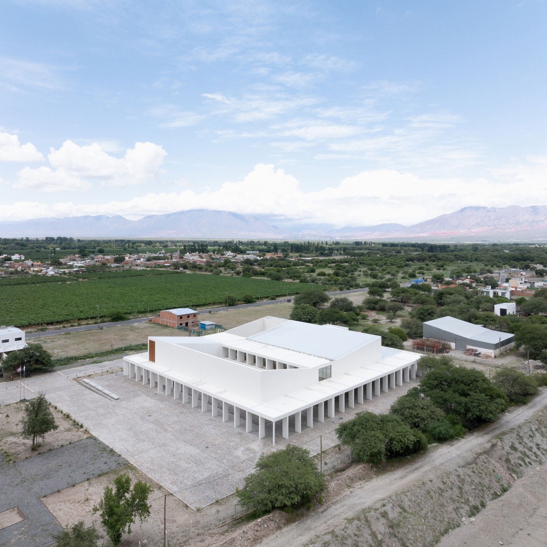 Centro de convenciones de Cafayate por Ignacio Carón, Fabio Estremera, Andres Francesconi, Ezequiel Spinelli. Fotografía por Javier Agustin Rojas.