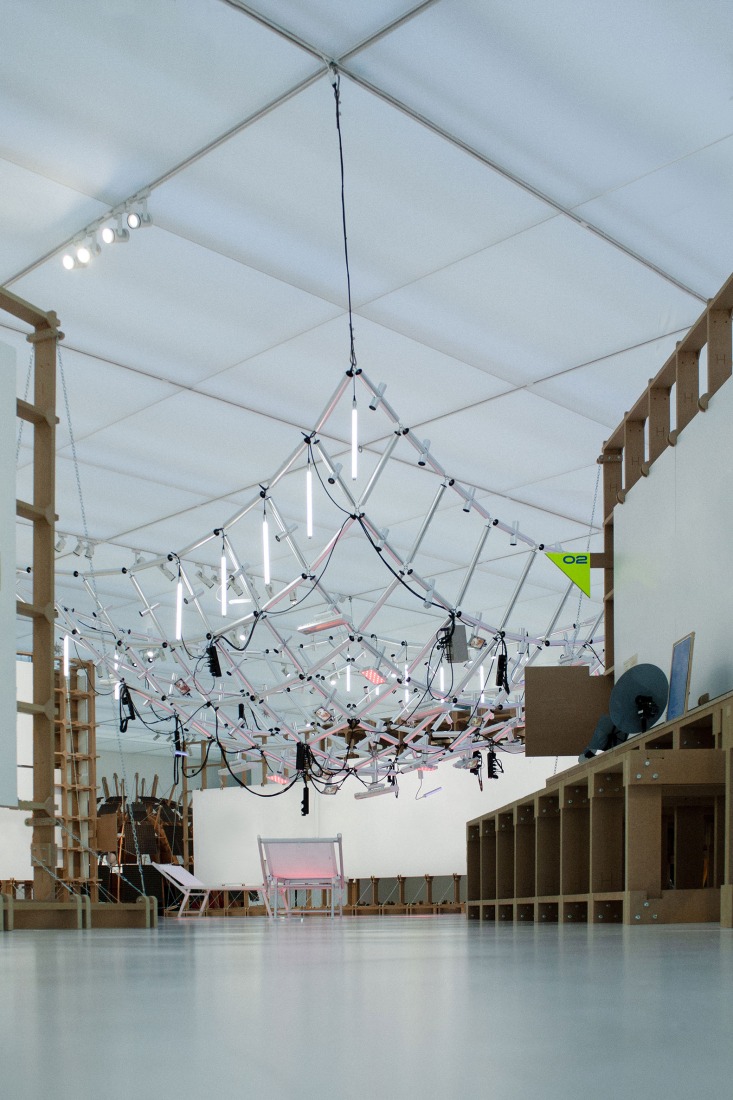 Fotos de la instalación. «Have a Nice Day» / «Que tenga un lindo día» por Common Accounts. Fotografía cortesía de Common Accounts.