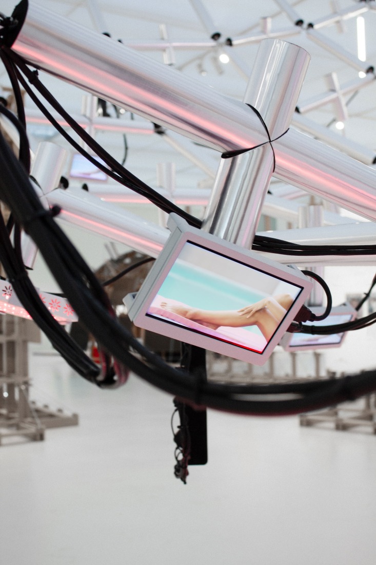 Fotos de la instalación. «Have a Nice Day» / «Que tenga un lindo día» por Common Accounts. Fotografía cortesía de Common Accounts.