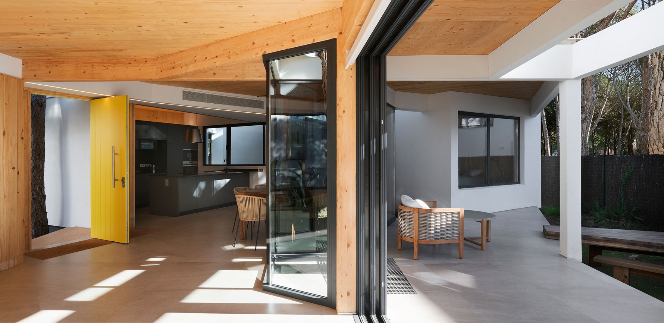 Casa Pinola por Lisabesur Arquitectos. Fotografía por Jesús Granada.