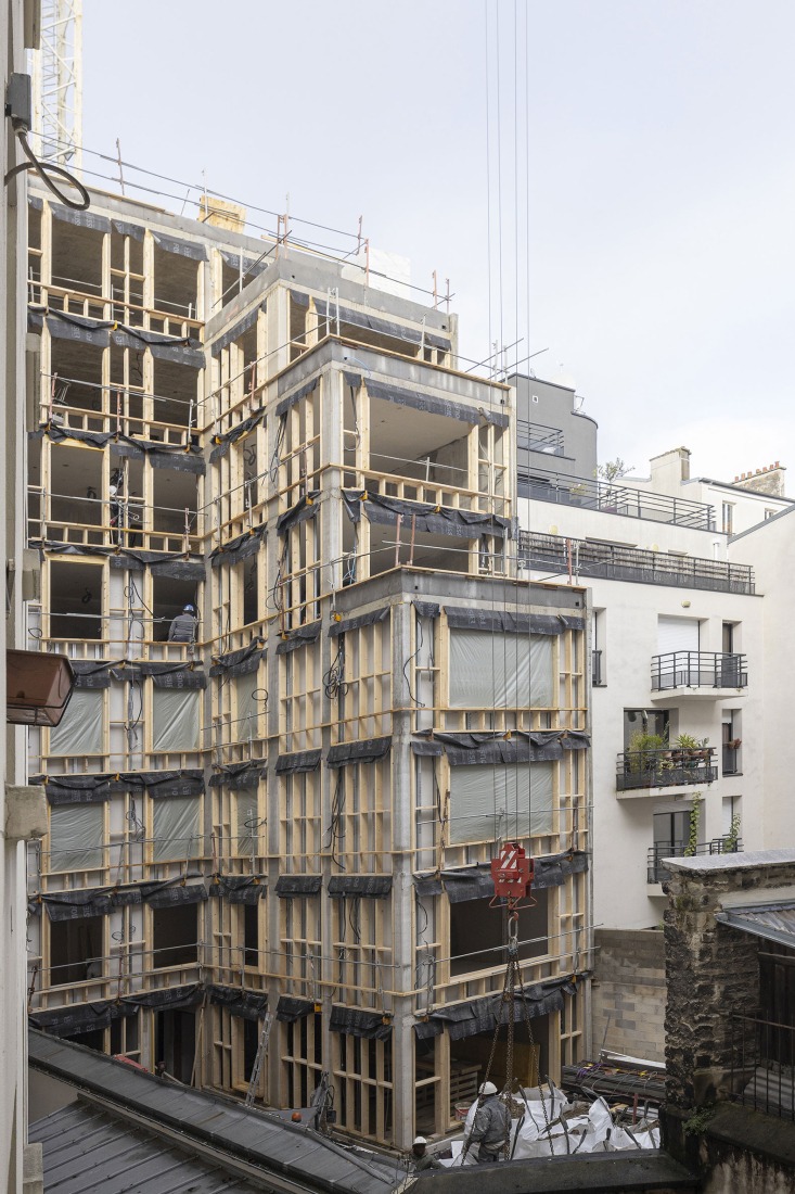 Construction. 15 housing units in solid stone, timber and hemp concrete by MAO Architectes. Photograph by Cyrille Lallement.