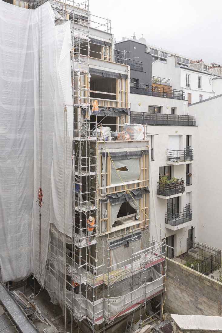 Construction. 15 housing units in solid stone, timber and hemp concrete by MAO Architectes. Photograph by Cyrille Lallement.