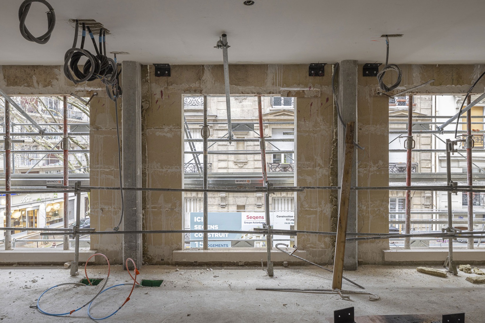 Construction. 15 housing units in solid stone, timber and hemp concrete by MAO Architectes. Photograph by Cyrille Lallement.