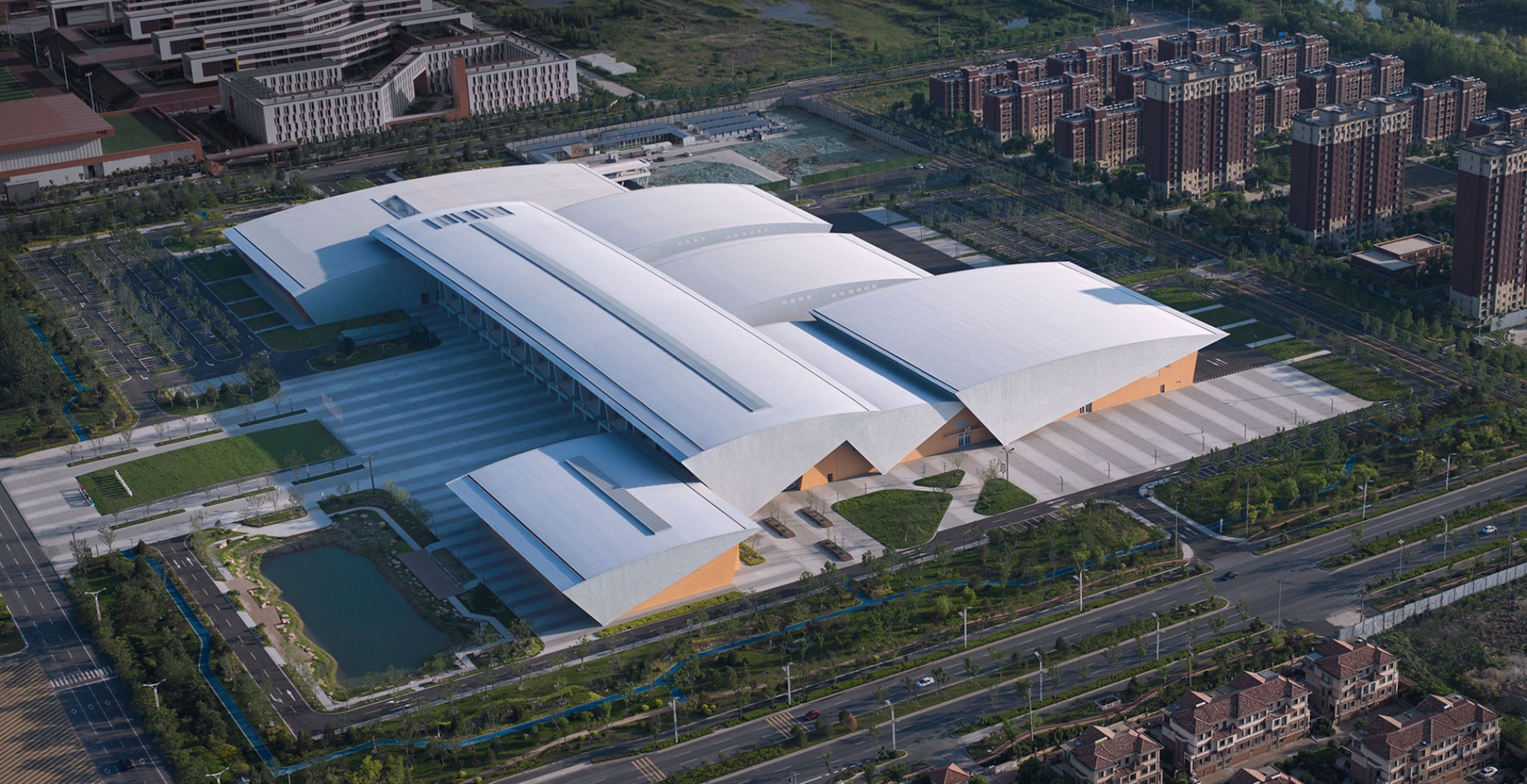 Centro de servicios de comercialización de productos agrícolas del delta del Río Amarillo por UAD. Fotografía por ZY Studio.