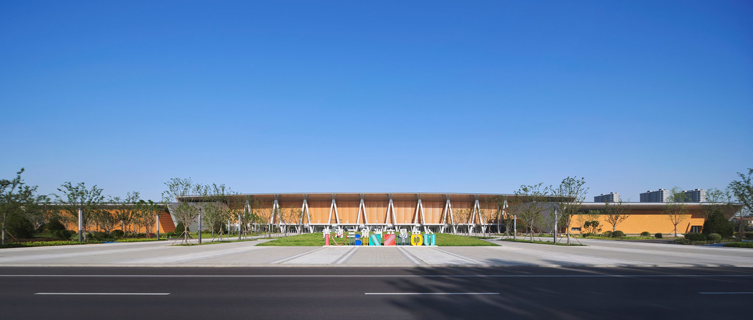 Centro de servicios de comercialización de productos agrícolas del delta del Río Amarillo por UAD. Fotografía por ZY Studio.