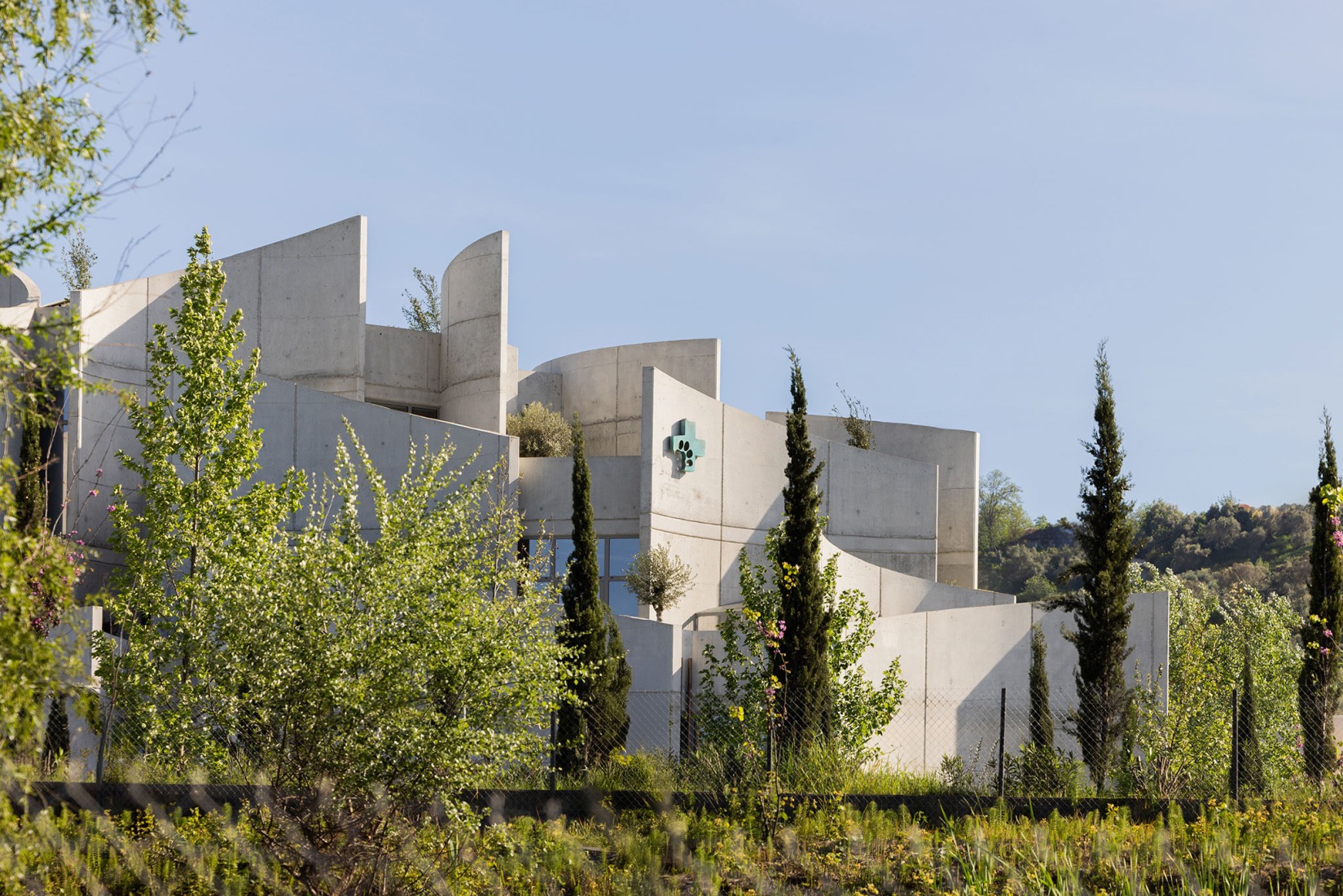 VET HOSPITAL por Davide Macullo Architects. Fotografía por Leonit Ibrahimi.
