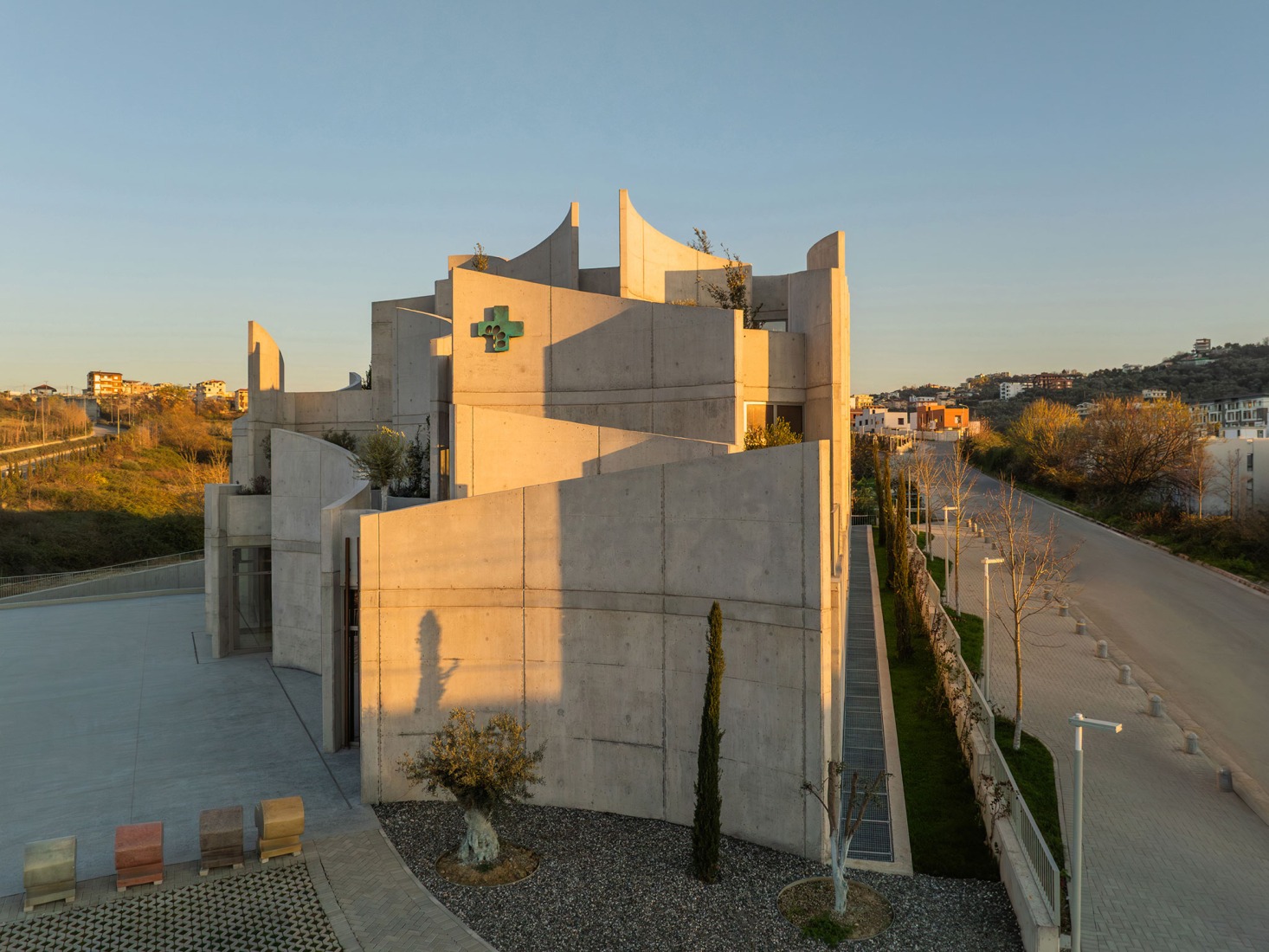 VET HOSPITAL por Davide Macullo Architects. Fotografía por Leonit Ibrahimi.