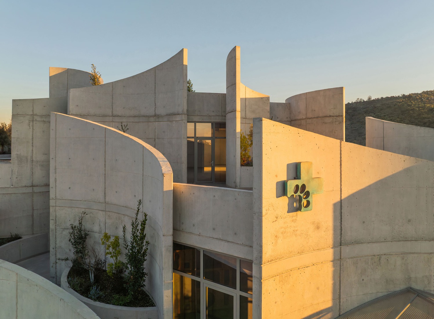 VET HOSPITAL por Davide Macullo Architects. Fotografía por Leonit Ibrahimi.